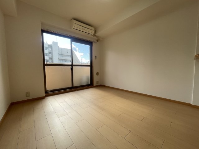 居室・リビング　2面採光・南向きで明るいお部屋です！エアコン付き！