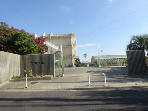 中学校　宝塚市立安倉中学校（中学校）まで882m