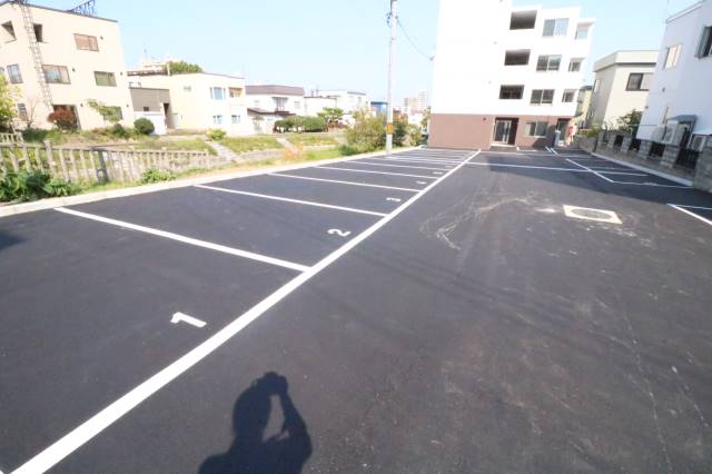 駐車場　建物前は広々とした駐車スペースです♪
