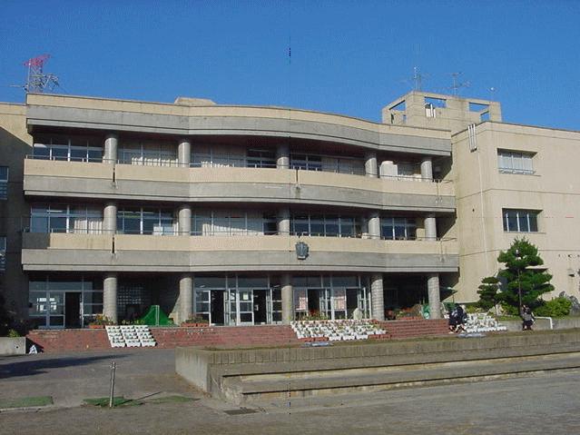 中学校　龍ヶ崎市立城西中学校（中学校）まで618m
