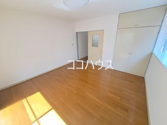 その他部屋・スペース　広めの洋室・出窓がありお部屋が明るいです
