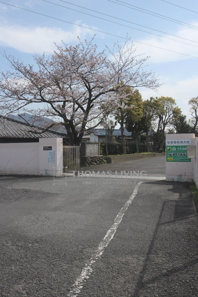 小学校　北九州市立南丘小学校（小学校）まで892m