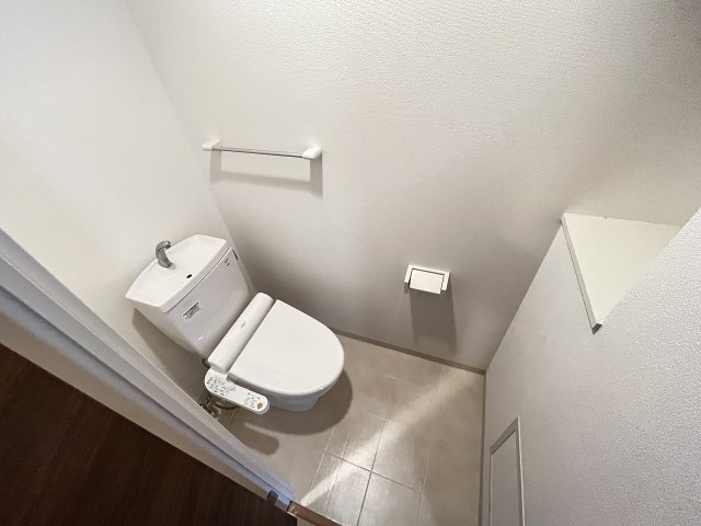 トイレ　落ち着いた色調のトイレです