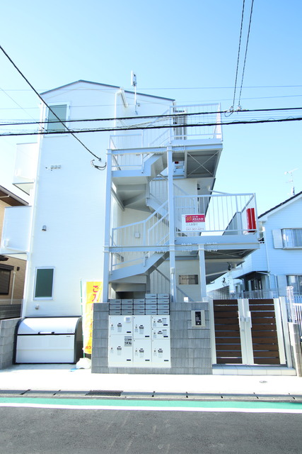 建物外観　木造３階建て　シンプルかつモダンな外観のアパートです