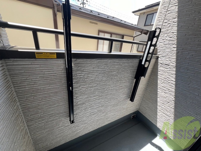 バルコニー　バルコニーは天気の良い日には洗濯物もよく乾きそうですね。