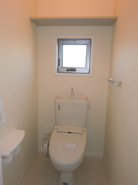 トイレ　明るく清潔感のあるシャワー付きトイレです
