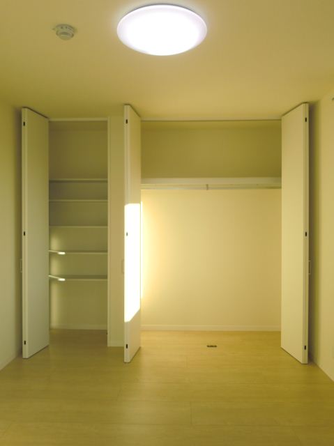 収納　南側の洋室にある収納です