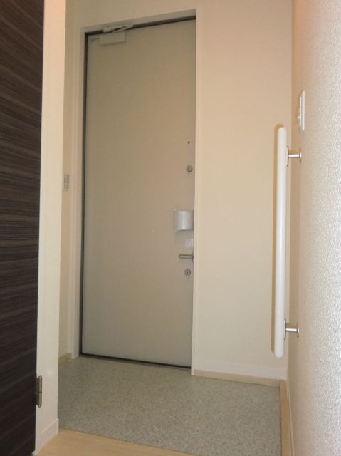 玄関　玄関の照明は自動点灯にできます