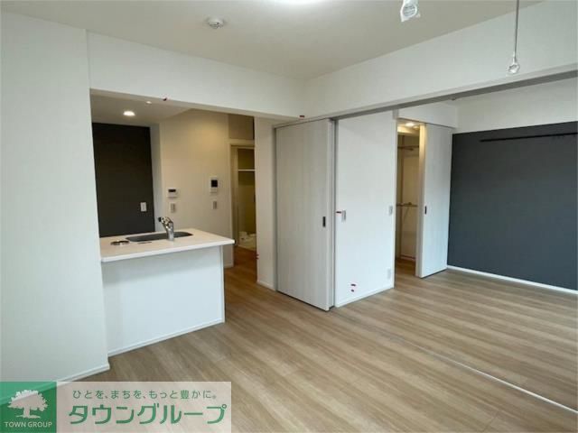 メイクス氷川台アジールコートの居間写真