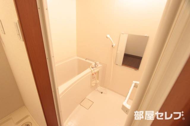 バス・シャワールーム　綺麗なお風呂です収納力もあります