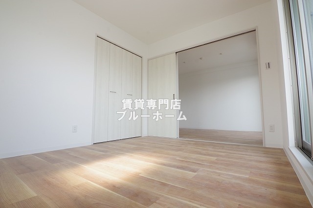 その他　リビング横にある6帖の洋室！