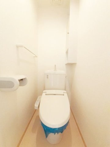トイレ　落ち着いた色調のトイレです