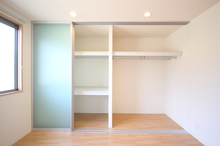 収納　洋室クローゼット、ハンガーポールもありコートも掛けられます。