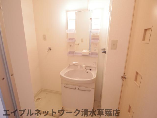 洗面設備　明るい洗面所です