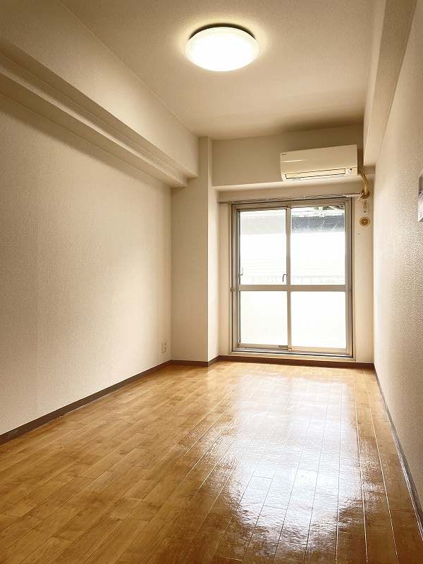 居室・リビング　広々7帖の洋室！壁クロス張替え、床張替え！