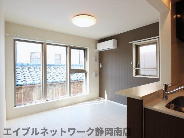 居室・リビング　こちらの居間で趣味の時間をお楽しみください