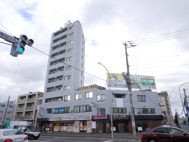 【札幌市北区新琴似八条のマンションの建物外観】