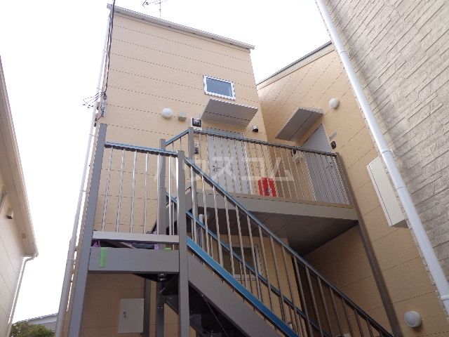 横浜市金沢区富岡西のアパートの建物外観