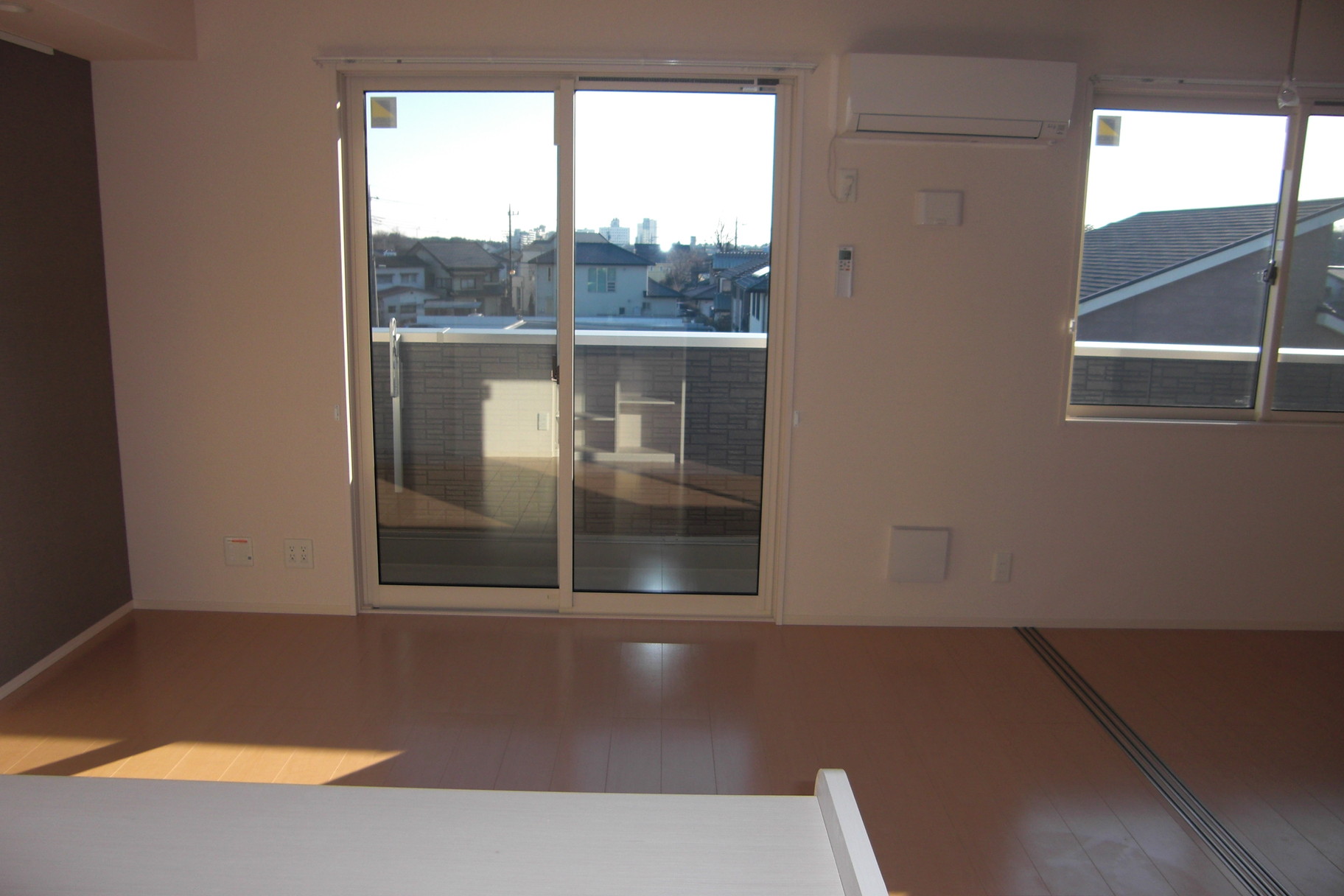 居室・リビング　南向きリビングで日当たり良好です。