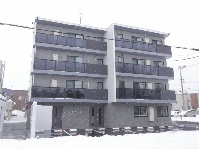 札幌市東区北十五条東のマンションの建物外観