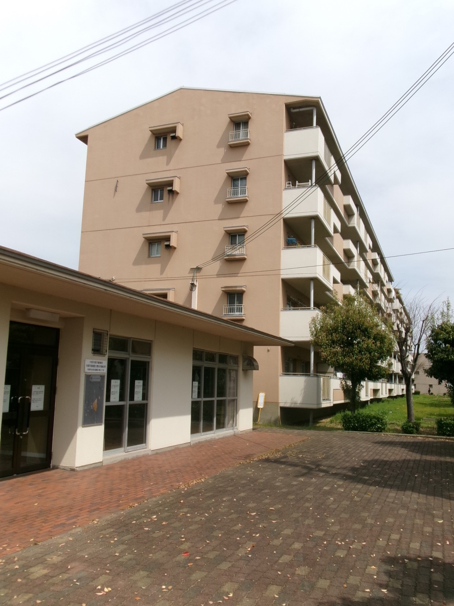 市営遠里小野住宅1号館の建物外観