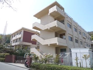 【広島市安佐北区深川のマンションの中学校】