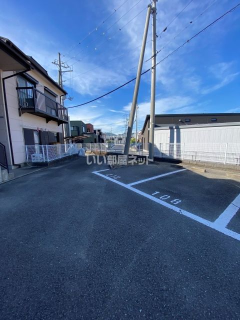 【岩出市中島のアパートの駐車場】