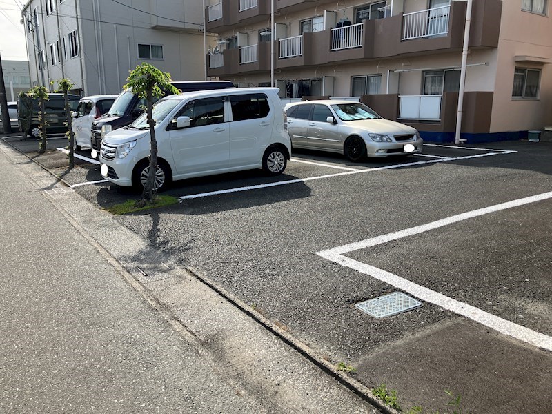 【グリーンライフの駐車場】