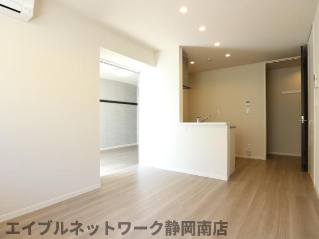 居室・リビング　こちらのリビングで趣味の時間をお楽しみください