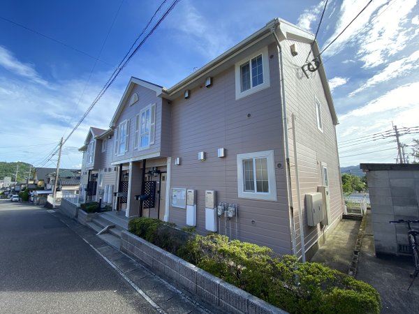 【ニュークレストール２４中山の建物外観】