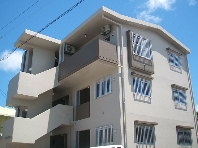 那覇市字田原のマンションの建物外観