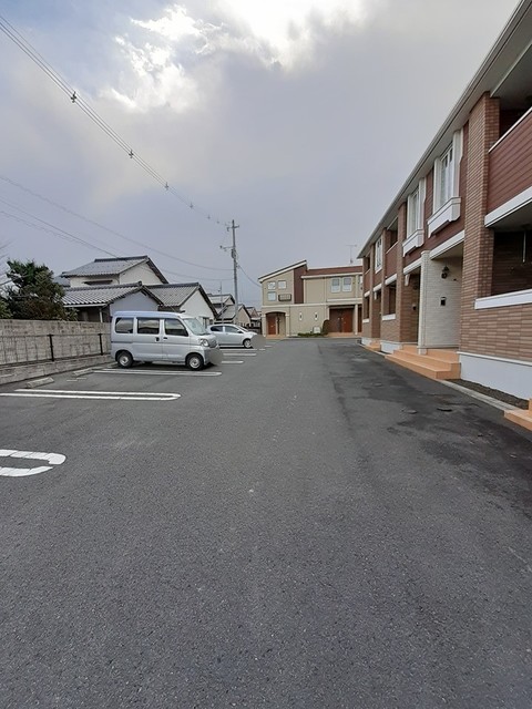 【出雲市塩冶町のアパートの駐車場】