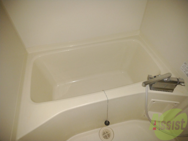 バス・シャワールーム　白くきれいな浴槽で、気持ちよく入浴もできます。