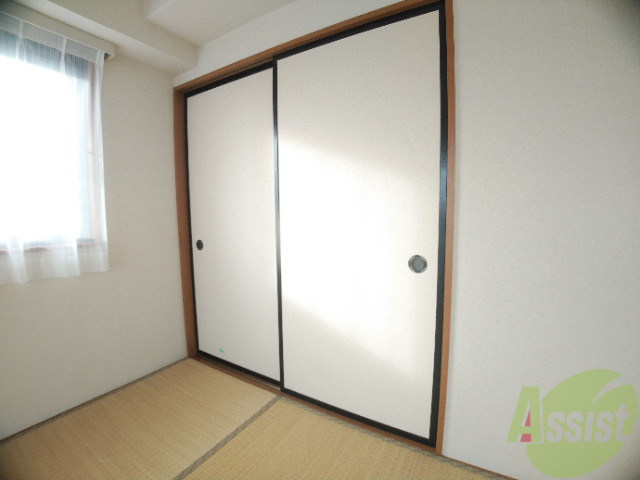 収納　和室の押し入れは奥行きもあり、たくさんの物がしまえます。