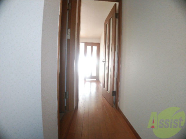 玄関　玄関すぐそばに便利な収納もございます、フローリングもきれい