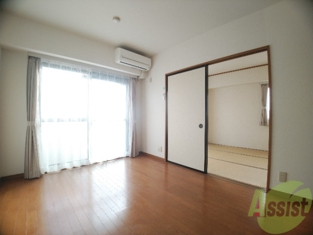 居室・リビング　明るい光が差し込む明るく、奇麗なお部屋ですね