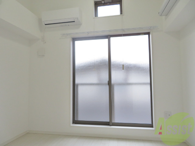 居室・リビング　６．８帖の洋室です。広々として、きれいですね。