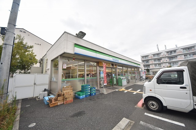 コンビニ　ファミリーマート　箕面粟生外院一丁目（コンビニ）まで608m