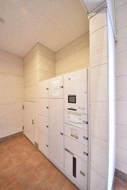 その他　こちらには便利な宅配ボックス