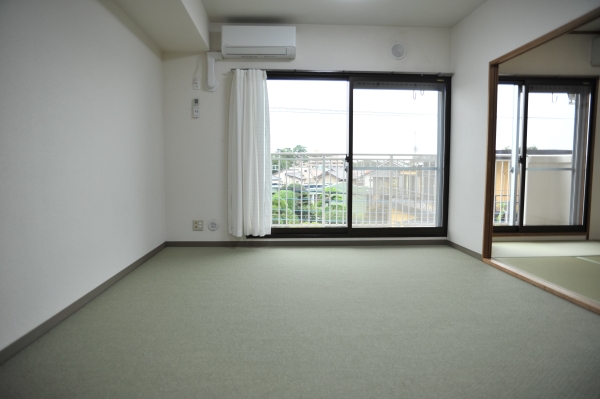 居室・リビング　リビング:カーペット貼替済み!