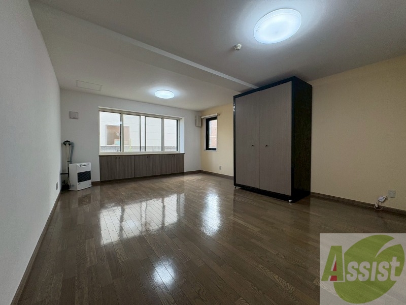 居室・リビング　木目のフローリングは落ち着きのある印象のお部屋になりますね。