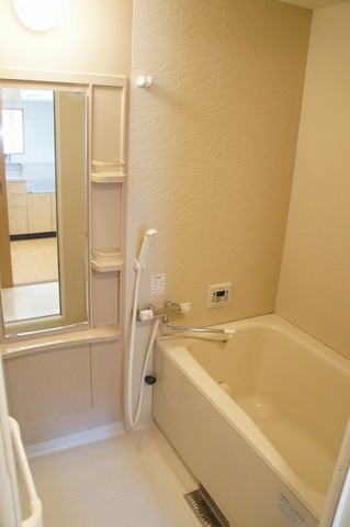 バス・シャワールーム　同仕様、反転写真