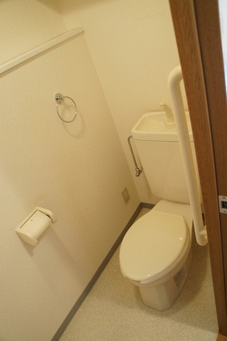 トイレ　同仕様、反転写真