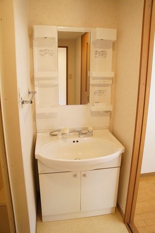 洗面設備　同仕様、反転写真