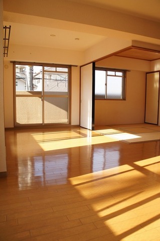 居室・リビング　同仕様、反転写真