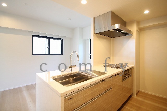 キッチン　カウンターキッチン三口グリル付きキッチン