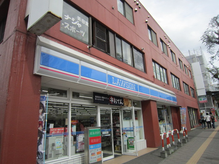 コンビニ　ローソン南平岸駅前店（コンビニ）まで300m