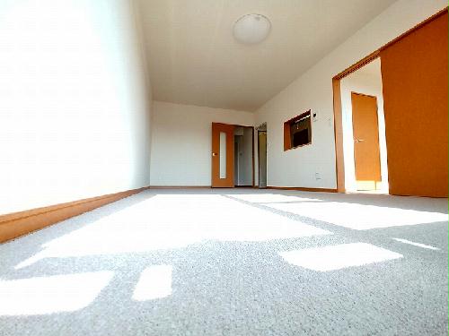 居室・リビング　床：1階フローリング　2階カーペット