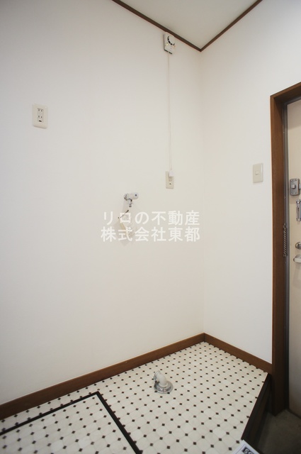 その他　洗濯機置き場は室内にあるので雨に濡れる心配はありません。