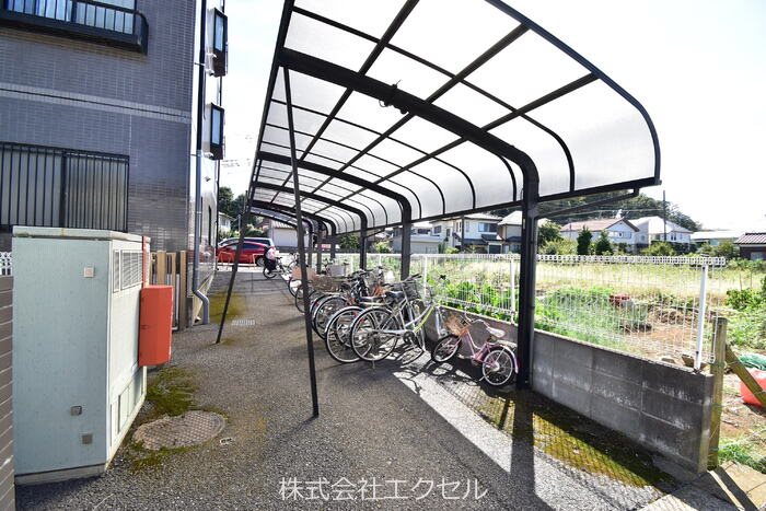 その他共有部分　屋根付きの駐輪場です。